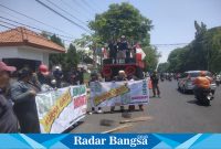 Pendemo kurma ,malakukan orasi didepan dinas koperasi Sidoarjo ,Kamis (19/10) (Foto : Radarbangsa)