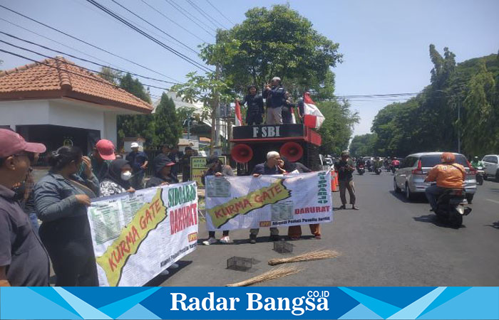 Pendemo kurma ,malakukan orasi didepan dinas koperasi Sidoarjo ,Kamis (19/10) (Foto : Radarbangsa)