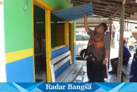 Kadis koperasi melihat renovasi warung rakyat,Jumaat (20/10) di Gedangan (Foto: Radarbangsa)