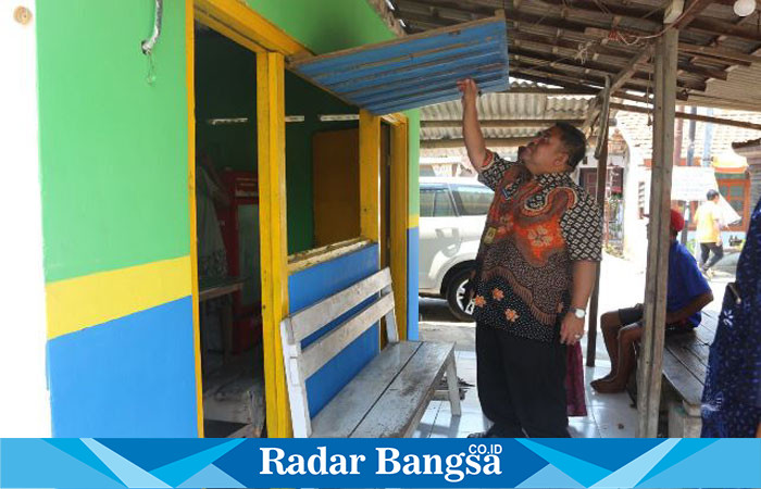 Kadis koperasi melihat renovasi warung rakyat,Jumaat (20/10) di Gedangan (Foto: Radarbangsa)