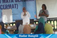  Hj Mimik Idayana dan Kepala Desa Gelam ,Dalam Giat pemeriksaan mata dan Senam bersama ibu ibu Minggu (22/10) Di Desa Gelam .( Foto: Radarbangsa)