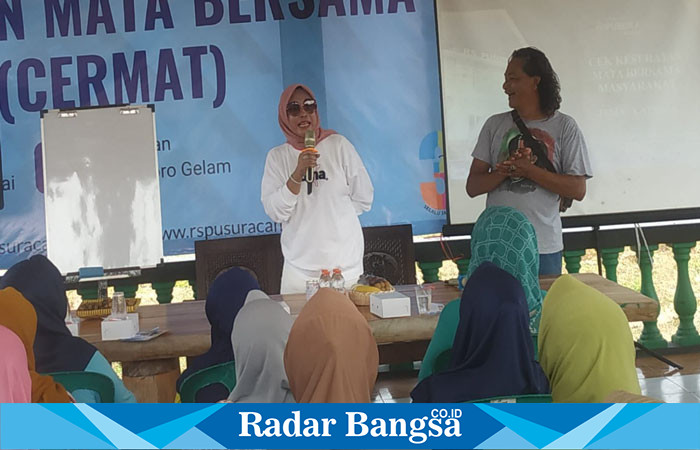  Hj Mimik Idayana dan Kepala Desa Gelam ,Dalam Giat pemeriksaan mata dan Senam bersama ibu ibu Minggu (22/10) Di Desa Gelam .( Foto: Radarbangsa)