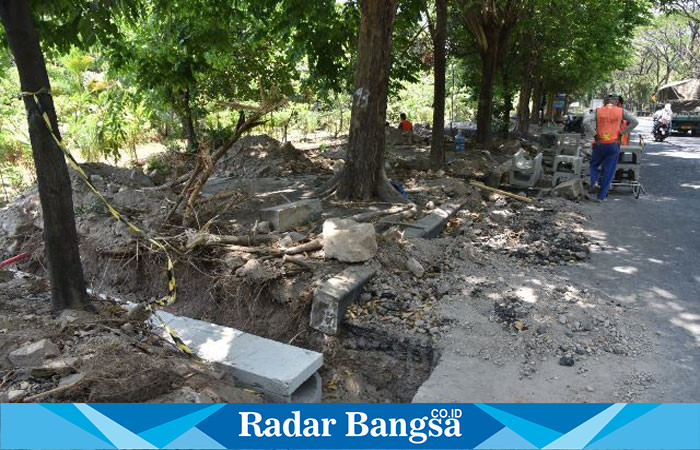 Perbaikan trotoar lingkar barat ,Senin(9/10) di Sidoarjo (Foto : Radarbangsa)