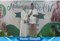 H Rahmat dan Hj Mimik memberikan sambutan ,Senin (11/10) Di Kediaman Candi (Foto:RB)