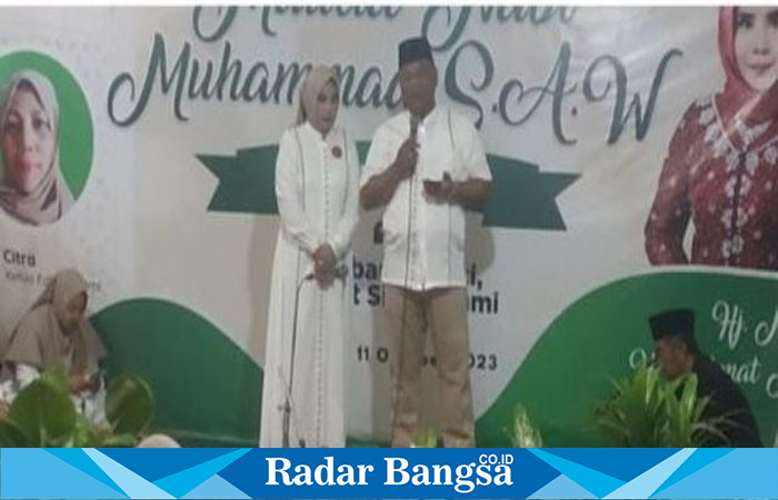 H Rahmat dan Hj Mimik memberikan sambutan ,Senin (11/10) Di Kediaman Candi (Foto:RB)