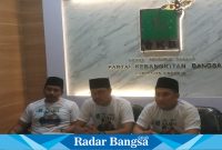  Sekertaris PKB memberikan keterangan pada media ,Jumat (13/10) di kantot PKB (Foto :Radarbangsa)