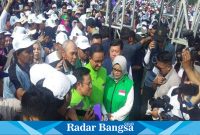 Terlihat Pasangan Capres - Cawapres Anies - Muhaimin saat melaku bareng bersama ribuan  warga Sidoarjo (Minggu (15/10) (Rino/RadarBangsa.co.id)