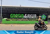  Pengendara sedang melintas di depan grosir pasar sayur porong,Rabu (18/10) Di pasar Porong Sidoajo (Foto:Radarbangsa)