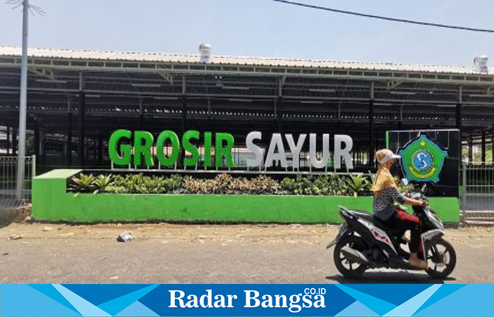  Pengendara sedang melintas di depan grosir pasar sayur porong,Rabu (18/10) Di pasar Porong Sidoajo (Foto:Radarbangsa)