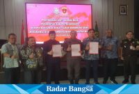 Kajari Sidoarjo dan OPD Foto bersama usai rapat pengembalian aset ,Kamis (26/10) di Aula Kejaksaan (Foto : RadarBangsa)