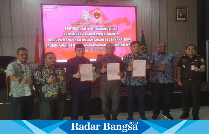 Kajari Sidoarjo dan OPD Foto bersama usai rapat pengembalian aset ,Kamis (26/10) di Aula Kejaksaan (Foto : RadarBangsa)