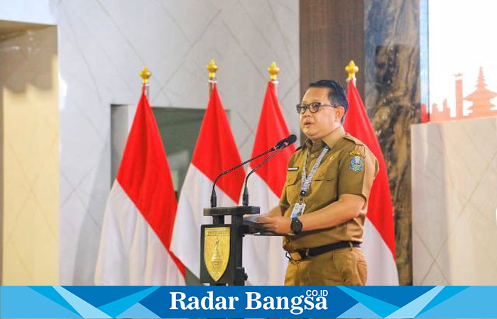  Sekretaris Daerah Provinsi Jawa Timur Adhy Karyono