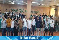 Ketua PWI Jatim poto bareng usai menjadi narasumber,Senin (23/10) di Sumenep (Foto: Radarbangsa)