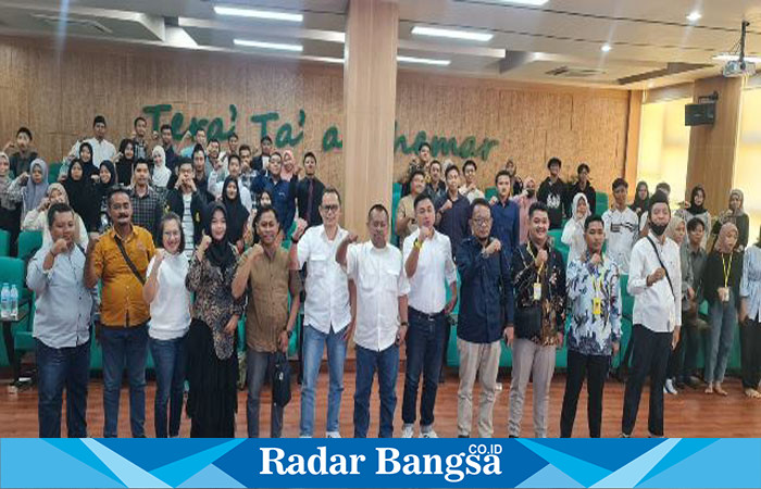 Ketua PWI Jatim poto bareng usai menjadi narasumber,Senin (23/10) di Sumenep (Foto: Radarbangsa)