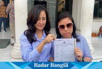 Advokat Elok Dwi Kadja (kiri) mendampingi kliennya, Diana Puspita (kanan) setelah menyerahkan BAP tambahan dan menunjukkan LP di depan Satreskrim Polrestabes Surabaya