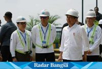 Presiden Republik Indonesia Joko Widodo (dua dari kanan) bersama Direktur Utama PLN Darmawan Prasodjo (dua dari kiri), CEO Kompas Gramedia Lilik Oetama (kanan), dan Pemimpin Redaksi Harian Kompas Sutta Dharmasaputra (kiri) saat meninjau lokasi pembangunan Istana Presiden di Kawasan Inti Pusat Pemerintahan, Ibu Kota Nusantara, Kamis (02/11).