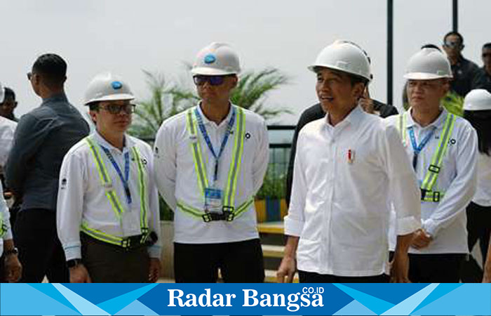 Presiden Republik Indonesia Joko Widodo (dua dari kanan) bersama Direktur Utama PLN Darmawan Prasodjo (dua dari kiri), CEO Kompas Gramedia Lilik Oetama (kanan), dan Pemimpin Redaksi Harian Kompas Sutta Dharmasaputra (kiri) saat meninjau lokasi pembangunan Istana Presiden di Kawasan Inti Pusat Pemerintahan, Ibu Kota Nusantara, Kamis (02/11).