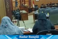 Jubir Fraksi Gerindra Hj Mimik Idayana dalam Paripurna RT RW perlu dikaji lagi,Sabtu (11/11) Di Gedung Dewan (Foto: Radarbangsa)