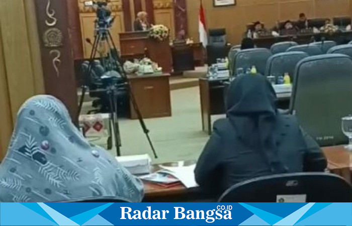 Jubir Fraksi Gerindra Hj Mimik Idayana dalam Paripurna RT RW perlu dikaji lagi,Sabtu (11/11) Di Gedung Dewan (Foto: Radarbangsa)