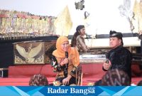 Gubernur Jatim Khofifah saat menyapa ribuan masyarakat yang hadir sekaligus berdialog santai bersama Cak Kirun yang digelar di Alun-Alun Kab. Ponorogo, Minggu (19/11). (Dok foto IST)