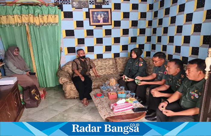 Dandenhubrem 082 Letkol Chb (K) Trieva Citranirmalasari, S.E., M.M. saat ke rumah  Peltu (Purn) Ade Supriyatna yang pernah bertugas di Denhubrem 082, bertempat di Komplek Lawang Asri, Kecamatan Puri, Kabupaten Mojokerto. (Dok foto ist)