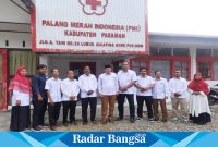 Foto bersama, Sabar AS Ketua PMI Kab Pasaman dengan Desrizal Sekretaris PMI Kab Pasaman beserta jajaran