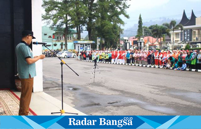 Plt.Bupati Pasaman Sabar AS, lepas gerak jalan santai Hari PGRI ke 78 di halaman kantor Bupati Pasaman