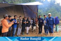 Wabup Pasaman Sabar AS foto bersama masyarakat usai acara peresmian pembangunan PLTMH di Nagari Muaro Sungai Lolo