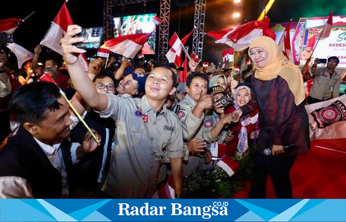 Gubernur Jawa Timur Khofifah Indar Parawansa saat menyapa langsung sebanyak 1.914 pilar sosial se Wilayah Bakorwil Madiun di Alun-Alun Caruban, Senin (13/11), malam. (Dok foto IST)