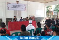 Koordinator divisi hukum, pencegahan, partisipasi masyarakat dan hubungan masyarakat Panitia Pengawas Pemilu (Panwaslu) kecamatan Sindangbarang Endang Sopandi. S. Pd di dampingi Camat Judi Adi Nugroho. SE, Kapolsek IPTU Dadang Rustandi, Danramil 0608 - 15/Sindangbarang di wakili BA TUUT C Sodik, sedang menyampaikan sambutan dan sekaligus membuka acara sosialisasi pengawasan pemilu partisipatif dan deklarasi damai pemilihan umum tahun 2024. (Dok photo RadarBangsa.co.id/AE Nasution)