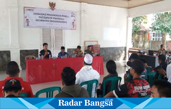 Koordinator divisi hukum, pencegahan, partisipasi masyarakat dan hubungan masyarakat Panitia Pengawas Pemilu (Panwaslu) kecamatan Sindangbarang Endang Sopandi. S. Pd di dampingi Camat Judi Adi Nugroho. SE, Kapolsek IPTU Dadang Rustandi, Danramil 0608 - 15/Sindangbarang di wakili BA TUUT C Sodik, sedang menyampaikan sambutan dan sekaligus membuka acara sosialisasi pengawasan pemilu partisipatif dan deklarasi damai pemilihan umum tahun 2024. (Dok photo RadarBangsa.co.id/AE Nasution)