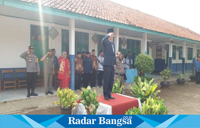 Pemerintah kabupaten Cianjur, Kecamatan Cidaun sedang menyelenggarakan upacara bendera memperingati hari pahlawan 10 November. Inspektur upacara camat Cidaun H. Koswara. S. Pd, M. Pd. (Dok photo RadarBangsa.co.id/AE Nasution)