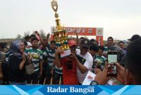 Camat Cidaun H. Koswara. S. Pd, M. Pd di dampingi Ketua TP PKK Evi Yuliana menyerahkan tropy juara satu dalam forcam Cidaun CUP U - 22 Tahun 2023 pada Kepala desa Sukapura Hilman di hadiri seluruh team Sukapura fc ba'da mengalahkan Kertajadi fc (Dok photo RadarBangsa.co.id/AE Nasution)