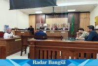 Prof. Ari Purwadi berikan keterangan sebagai Ahli Hukum Perdata di ruang sidang Sari PN Gresik, Selasa (07/11/2023). (Foto : FYW)