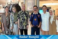 Caleg NasDem DPR RI Dapil II DKI Jakarta Risti Yuni Lestari bersama PM Malaysia ke-9 saat melakukan pertemuan dengan Ketua PWI H. Ilham Bintang dan Audy Antawidjaja. (Dok. Istimewa)