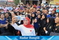  Gubernur Jawa Timur Khofifah Indar Parawansa  saat foto bersama  ribuan masyarakat dalam Jalan Sehat Peringatan Hari Jadi ke-78 Provinsi Jawa Timur di Halaman Bakorwil Bojonegoro, Sabtu (4/11) pagi (Dok foto Humas for RadarBangsa.co.id)