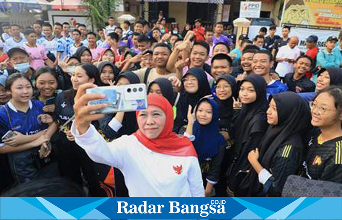  Gubernur Jawa Timur Khofifah Indar Parawansa  saat foto bersama  ribuan masyarakat dalam Jalan Sehat Peringatan Hari Jadi ke-78 Provinsi Jawa Timur di Halaman Bakorwil Bojonegoro, Sabtu (4/11) pagi (Dok foto Humas for RadarBangsa.co.id)