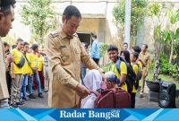 Bupati Lamongan Yuhronur Efendi saat memberangkatkan 200 siswa-siswi Lamongan kloter pertama, yang berasal dari SDN Sumberjo, SDN Kembangbahu 2, TK Madani, RA Darul Ulum, SDN Pangkatrejo, SDN Sugihrejo 2, SDN Pandanpancur 2, dan SDN Takeran di Pendopo Lokatantra   Senin (27/11)  (DO foto IST)