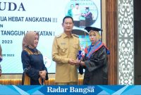 Bupati Lamongan Yuhronur Efendi, mewisuda 214  (SOTH) angkatan 3 dan 29 (Slantang) angkatan 1 gelombang 2 di Aula Gajah Mada Lt. 7 Pemkab Lamongan, Senin (27/11/2023) (Dok foto IST)