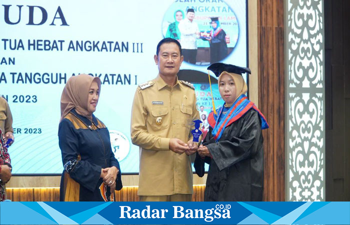 Bupati Lamongan Yuhronur Efendi, mewisuda 214  (SOTH) angkatan 3 dan 29 (Slantang) angkatan 1 gelombang 2 di Aula Gajah Mada Lt. 7 Pemkab Lamongan, Senin (27/11/2023) (Dok foto IST)