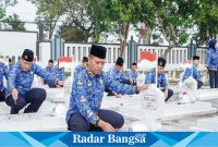 Sekertaris Daerah Kabupaten Lamongan, Moh. Nalikan bersama pejabat Pemkab Lamongan saat Ziarah ke TMP Kesuma Negara Kabupaten Lamongan, Rabu (29/11/2023) pagi.