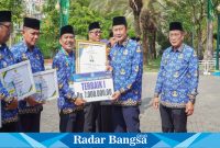  Pak Yes memberikan apresiasi kepada Kepala Bidang Pendidikan SMP Dinas Pendidikan Kabupaten Lamongan Chusnu Yuli Setyo sebagai Smart ASN terbaik 2023