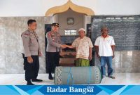  Kapolsek Yosowilangun, AKP. Samsul Hadi, S.H., M.H ketika memberikan bantuan Karpet kepada warga, Rabu (15/11/2023). (Dok Polsek Yosowilangun, for Riyaman).