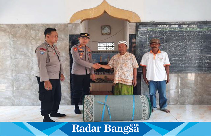  Kapolsek Yosowilangun, AKP. Samsul Hadi, S.H., M.H ketika memberikan bantuan Karpet kepada warga, Rabu (15/11/2023). (Dok Polsek Yosowilangun, for Riyaman).