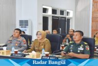 Pj. Bupati Lumajang Indah Wahyuni (Yuyun) saat mengikuti Rapat Koordinasi Pengendalian Inflasi Daerah Secara virtual, di Command Centre Room Kantor Bupati Lumajang, Senin (27/11/2023) kemarin. (Dok Kominfo Lmj, for Riyaman)