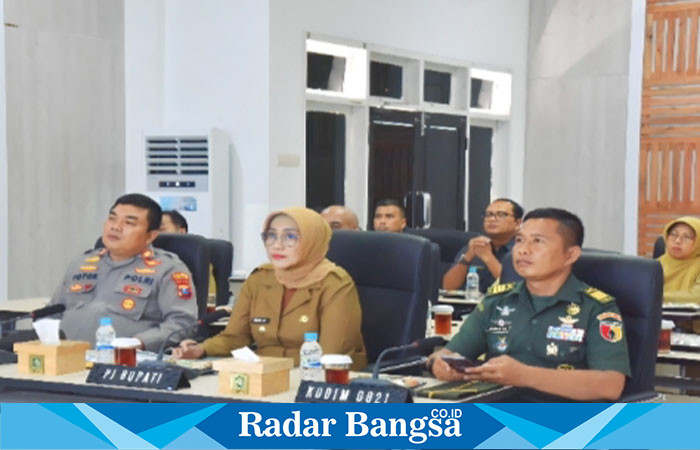 Pj. Bupati Lumajang Indah Wahyuni (Yuyun) saat mengikuti Rapat Koordinasi Pengendalian Inflasi Daerah Secara virtual, di Command Centre Room Kantor Bupati Lumajang, Senin (27/11/2023) kemarin. (Dok Kominfo Lmj, for Riyaman)