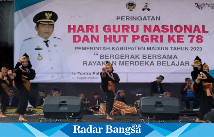 Tampilan seni pencak silat saat peringati HUT Guru di Stadion PangeranTimor (25/23) (Dok foto IST)