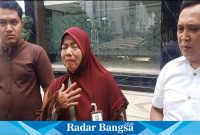  Zainam didampingi tim Kuasa Hukumnya dari DPC Projo Sampang tak kuasa menahan tangisnya dan menuntut keadilan agar Terdakwa Mat Dehri segera diadili (Foto : FYW)