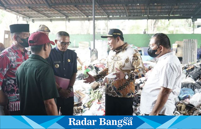 Wabup tinjau sampah terpadu ,Kamis (9/11) Di Waru (Foto: Radarbangsa)