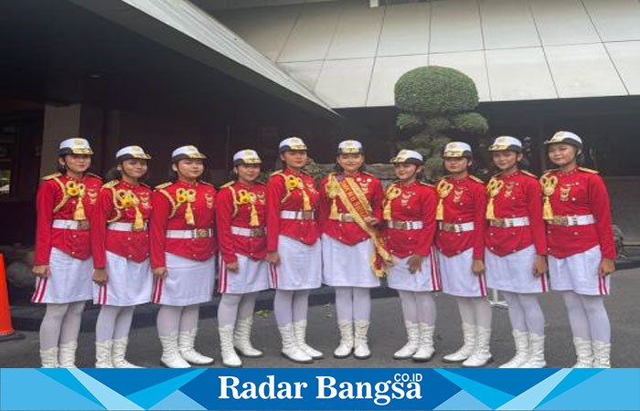 Team Putri dari SMK Negeri 6 Kota Semarang mendapatkan Juara Favorit, dan hadiah diberikan langsung oleh Walikota  Semarang, Ir. Hj. Hevearita Gunaryanti Rahayu,M.Sos.,  (Dok foto OKI)